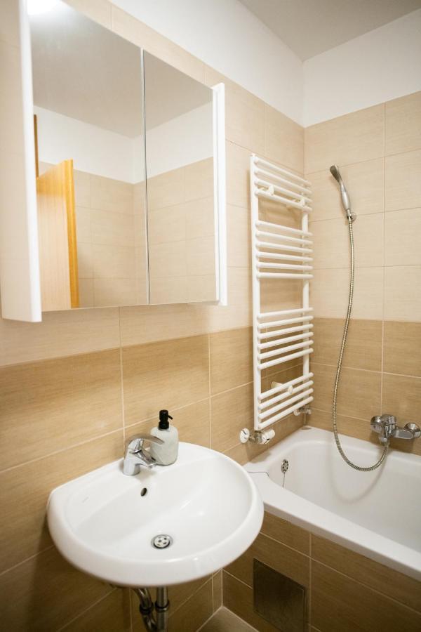 Martes Apartment